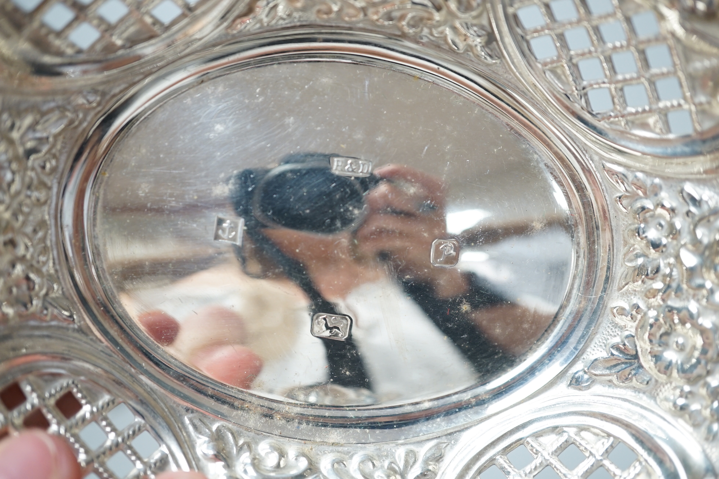 A modern silver bon bon dish, 15.4cm, five silver napkin rings and a pair of silver pepperettes.